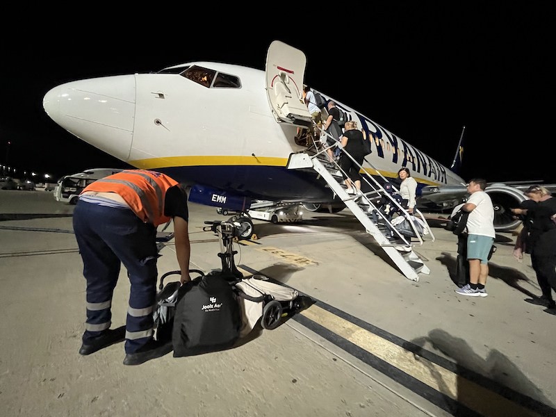 odevzdání kočárku u letadla Ryanair